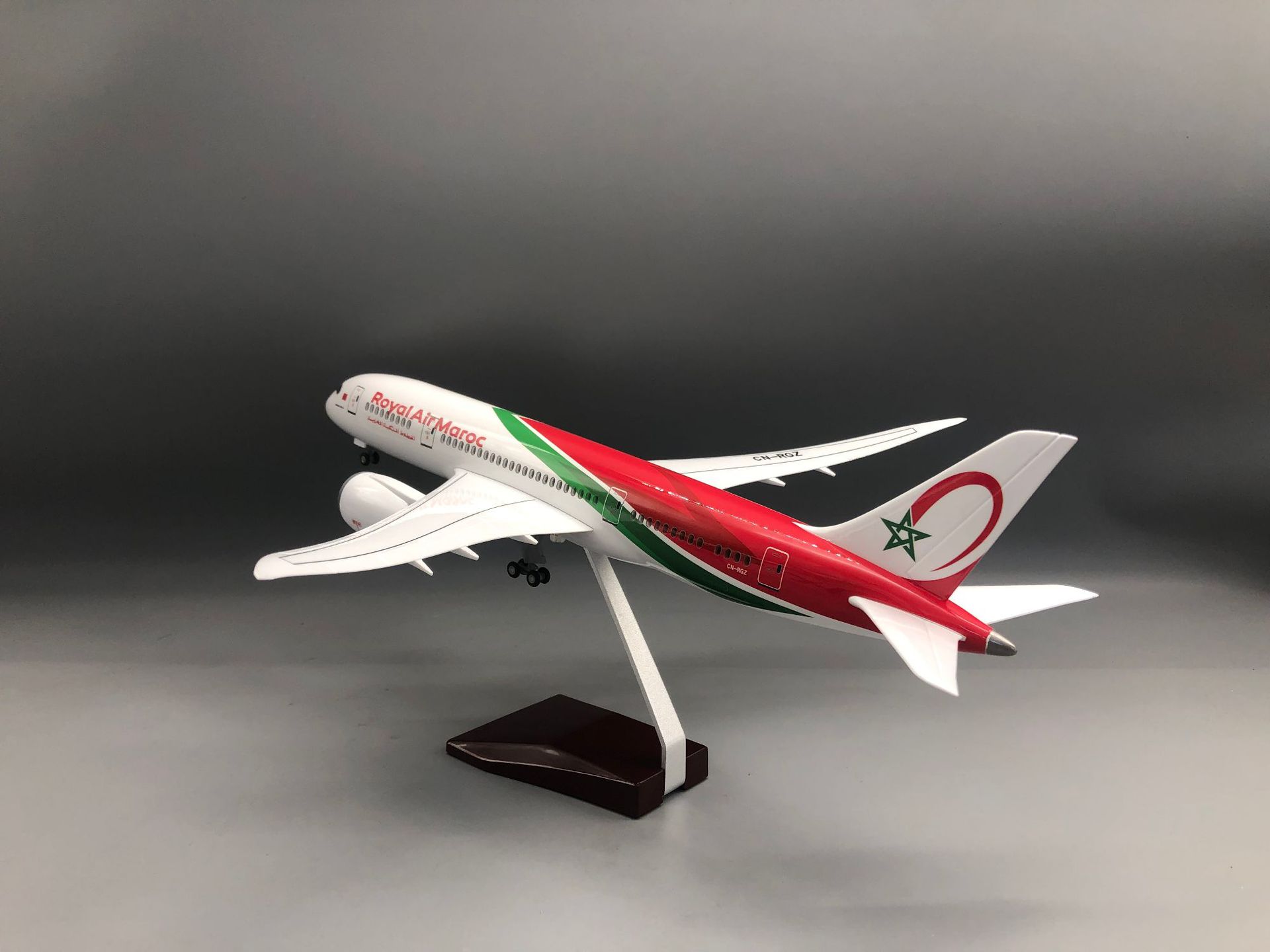 1/130スケール ロイヤル・エア・マロク 787 飛行機模 - Home Office Architecture のレビューと価格